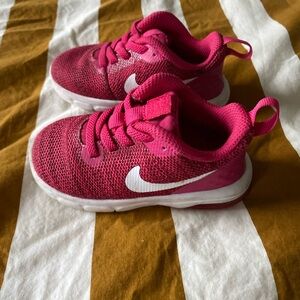 Size 6 toddler pink Nike runners